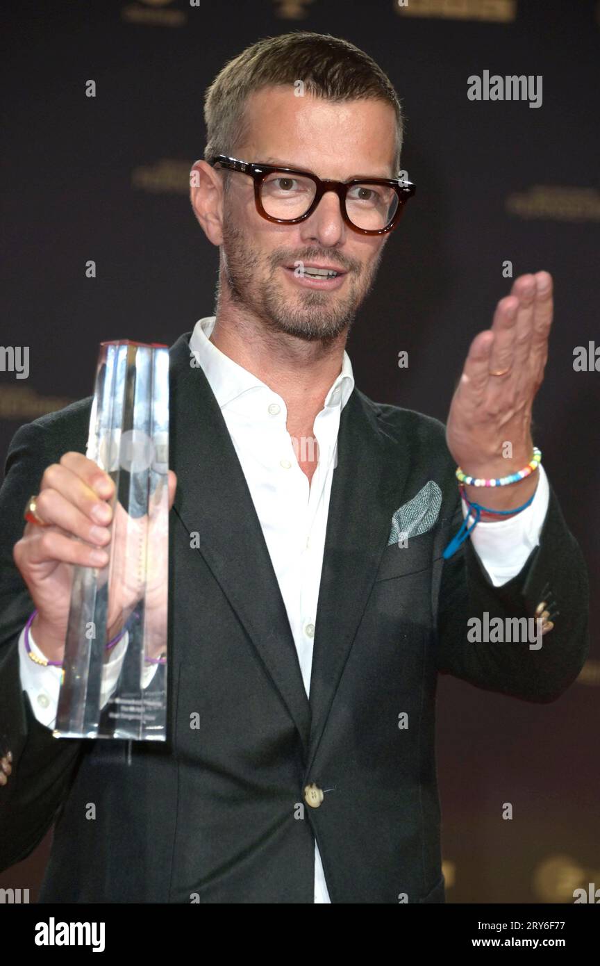Joko Winterscheidt bei der Verleihung des Deutschen Fernsehpreises 2023