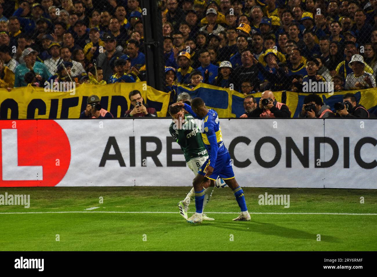 Buenos Aires, Argentina. 28th Sep, 2023. Luis Advincula of Boca Juniors and Ze Rafael of Palmeiras during the Copa Libertadores match, semifinals, leg 1, between Boca Juniors and Palmeiras played at La Bombonera Stadium on September 28, 2023 in Buenos Aires, Spain. (Photo by Santiago Joel Abdala/PRESSINPHOTO) Credit: PRESSINPHOTO SPORTS AGENCY/Alamy Live News Stock Photo