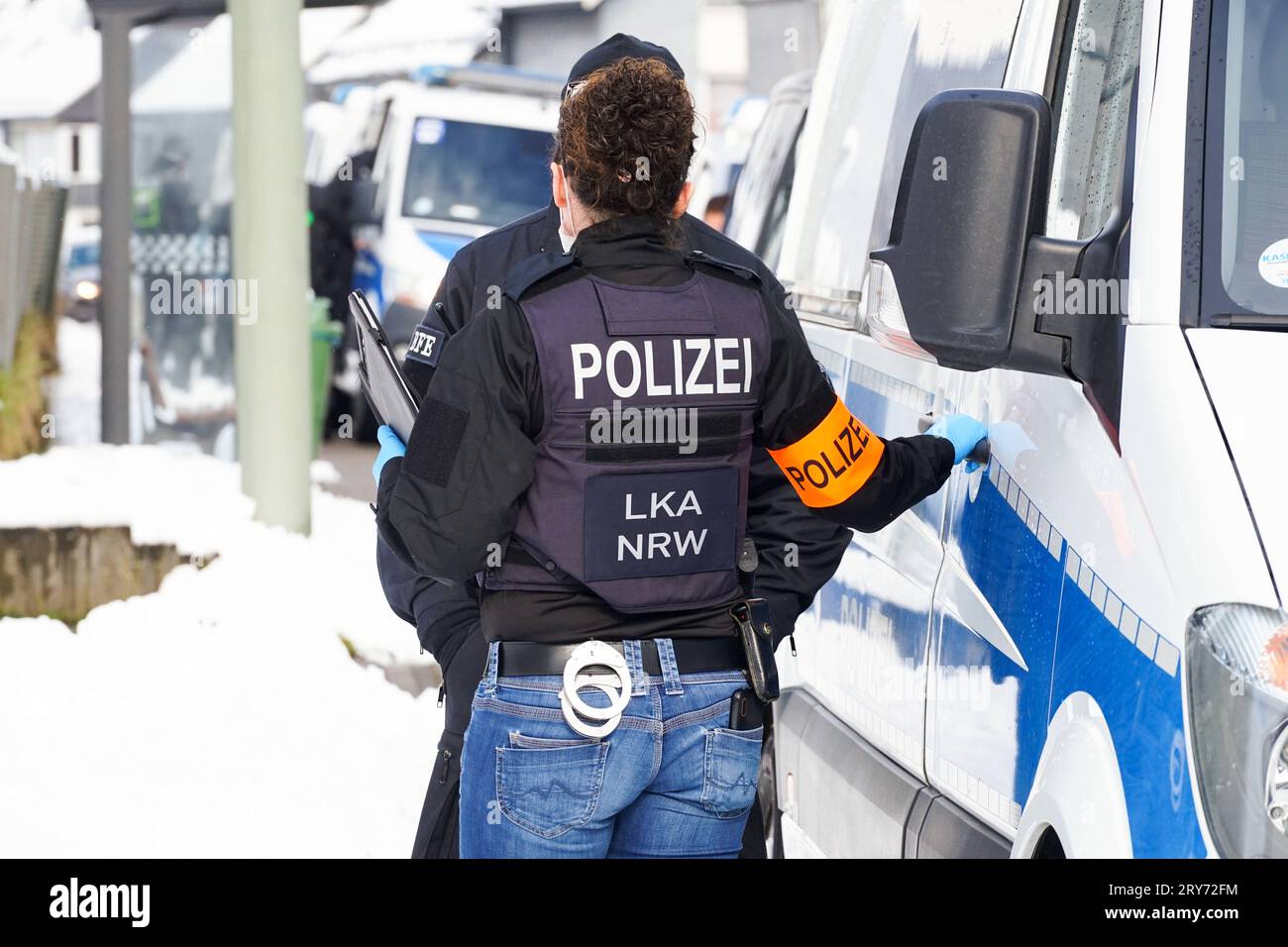 Symbolfotos: BFE-Beamte Beweissicherungs- und Festnahmeeinheit bei einem Einsatz in NRW ...