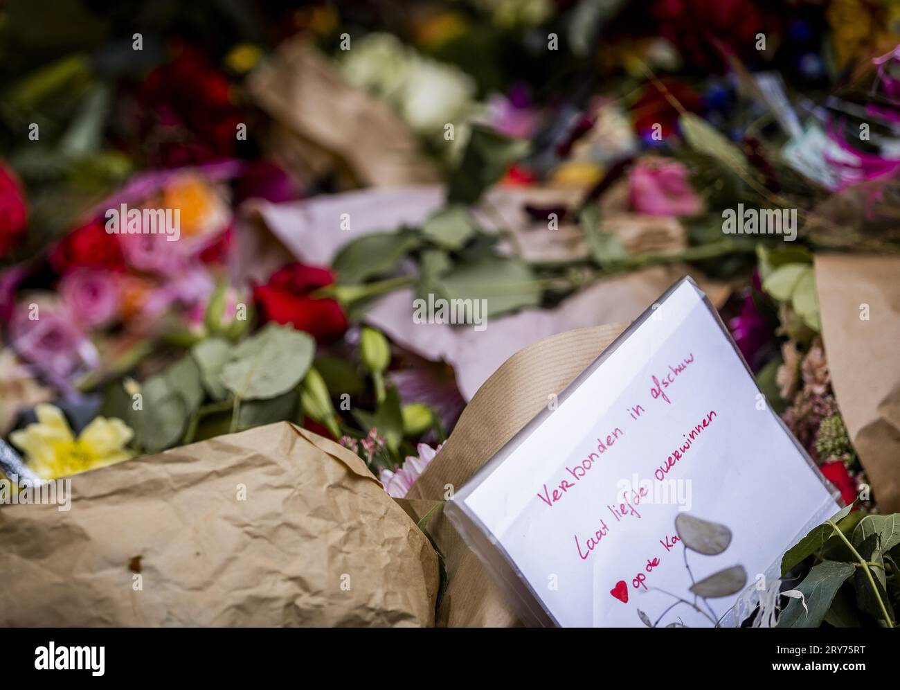 ROTTERDAM - Flowers and candles lie at a spontaneously erected monument near the health center where the 43-year-old general practitioner who was shot dead at the Erasmus MC worked. The man also worked as a teacher at Erasmus MC. ANP REMKO DE WAAL netherlands out - belgium out Stock Photo