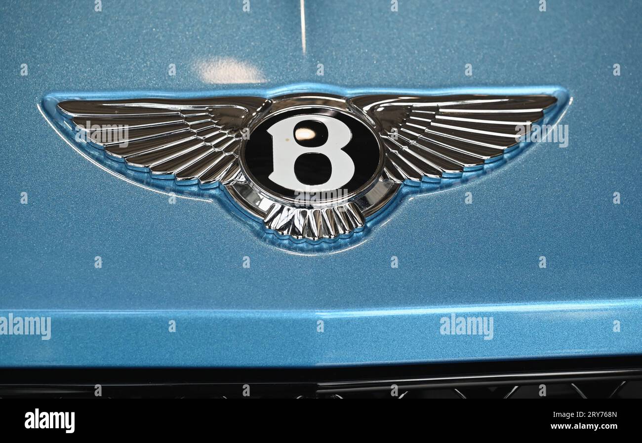 Logo, Markenlogo des britischen Automobilhersteller Bentey auf einem Luxus  PKW Das Unternehmen gehört seit 1998 der Volkswagen AG. *** Logo, brand logo  of the British car manufacturer Bentey on a luxury passenger, image size:1300x898