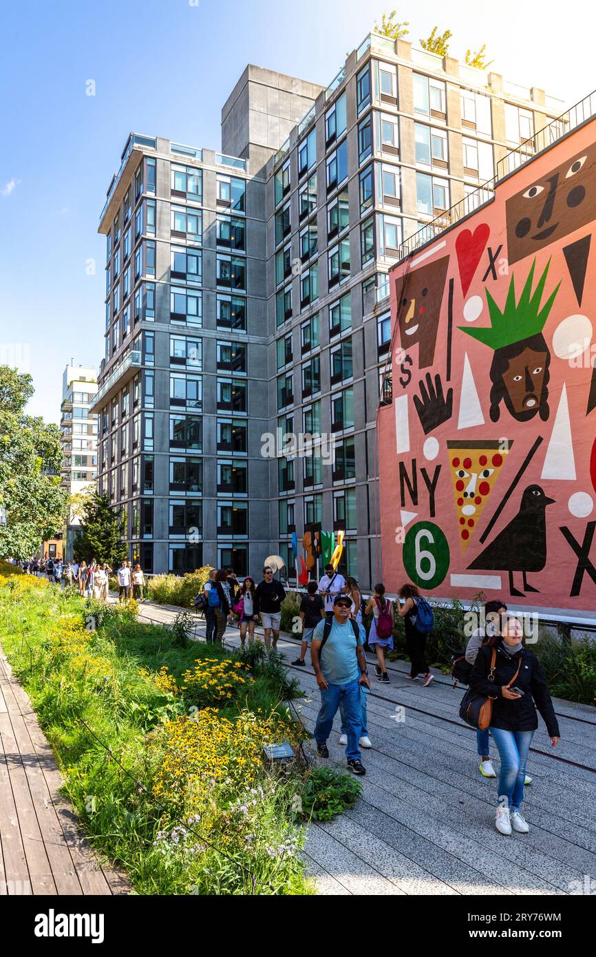 HIGH LINE, MANHATTAN, NEW YORK, USA, - SEPTEMBER 19, 2023.  Vertical landscape of groups of people enjoying the sights and sounds of West Side Manhatt Stock Photo