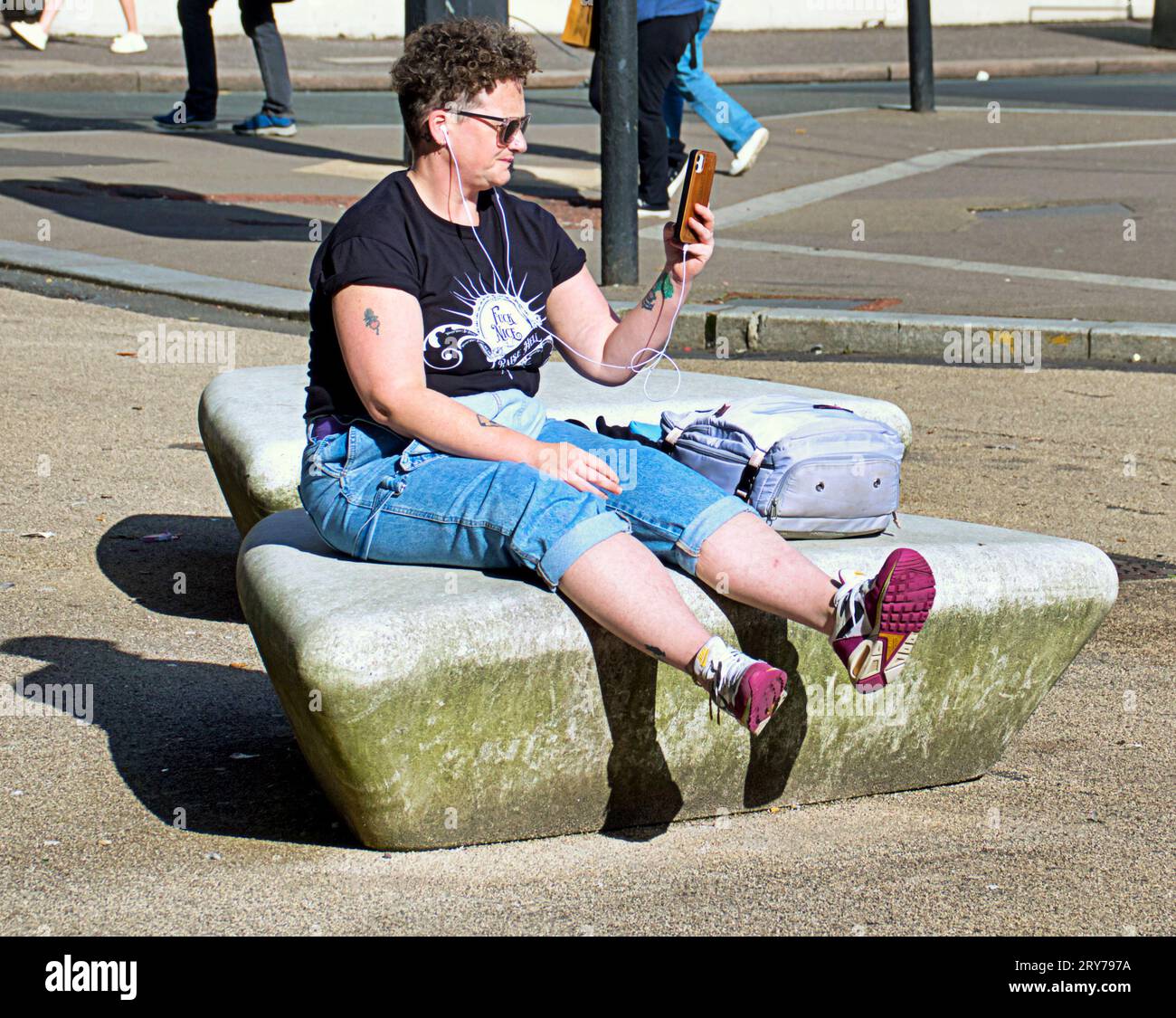 Glasgow, Scotland, UK. 29th September, 2023. UK Weather:   Fun on the stanes benches in george square. Sunny in the city  centre of the town  Credit Gerard Ferry/Alamy Live News Stock Photo