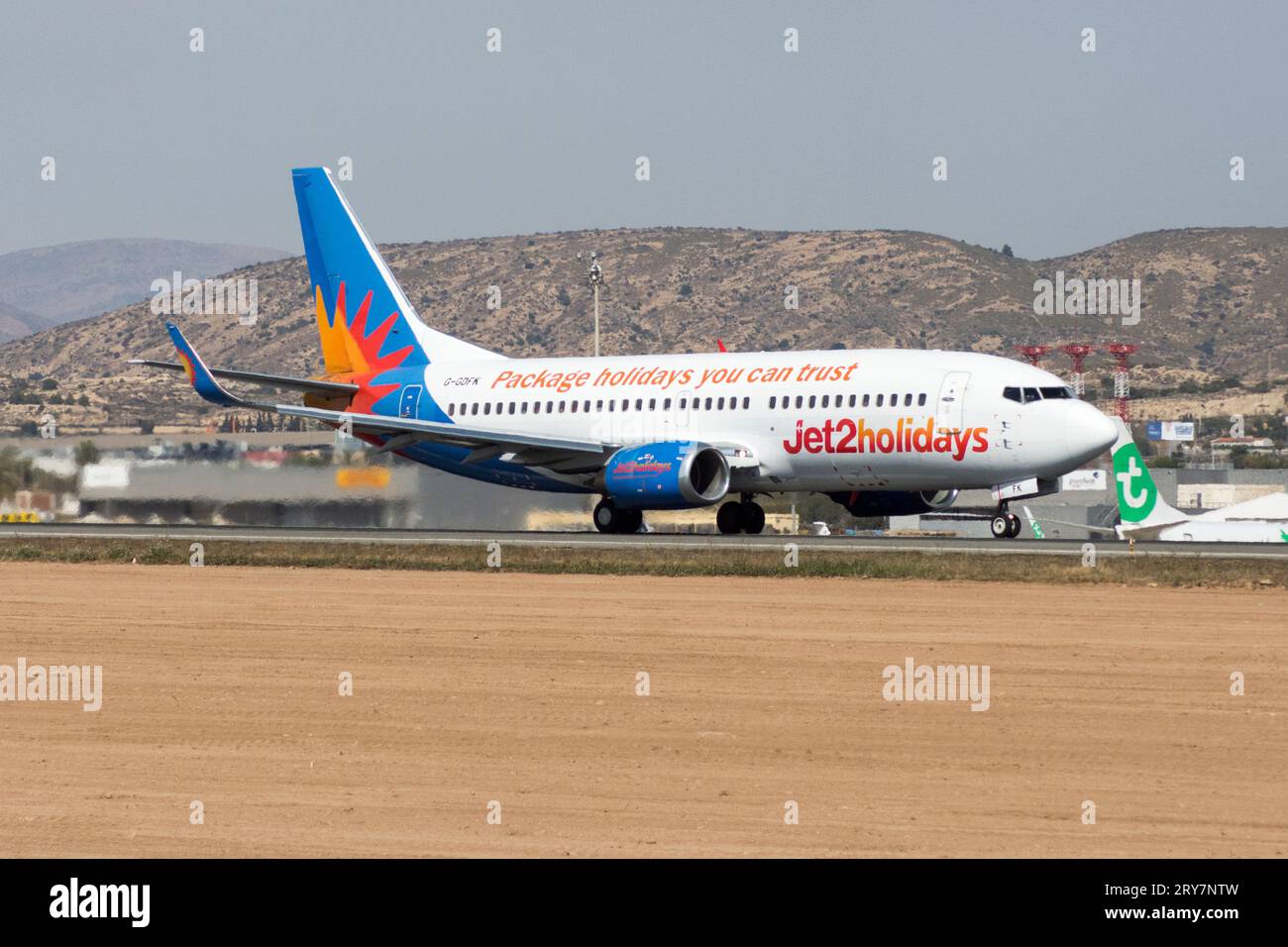 Avión de línea Boeing 737 de la aerolínea Jet2holidays en el aeropuerto de Alicante Stock Photo