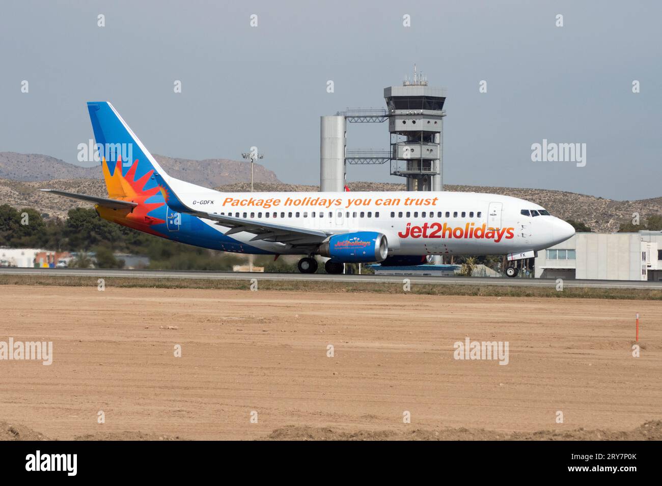 Avión de línea Boeing 737 de la aerolínea Jet2holidays en el aeropuerto de Alicante Stock Photo