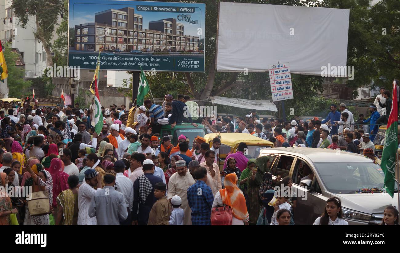 Rajkot, India. 29th September, 2023. A large number of ladies, gentlemen and children gathered on the road in the Eid-e-Milad procession. Credit: Nasirkhan Davi/Alamy Live News Stock Photo
