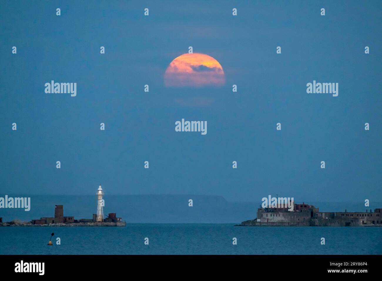 Weymouth, Dorset, UK. 29th September 2023. UK Weather. The full Harvest ...