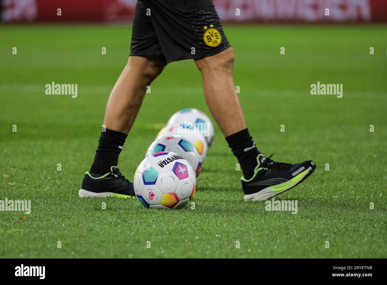 BVB-Spieler schreitet ?ber Derbystar-Spielball beim Erstligaspiel TSG Hoffenheim gegen Borussia Dortmund am 29. September 2023 Stock Photo