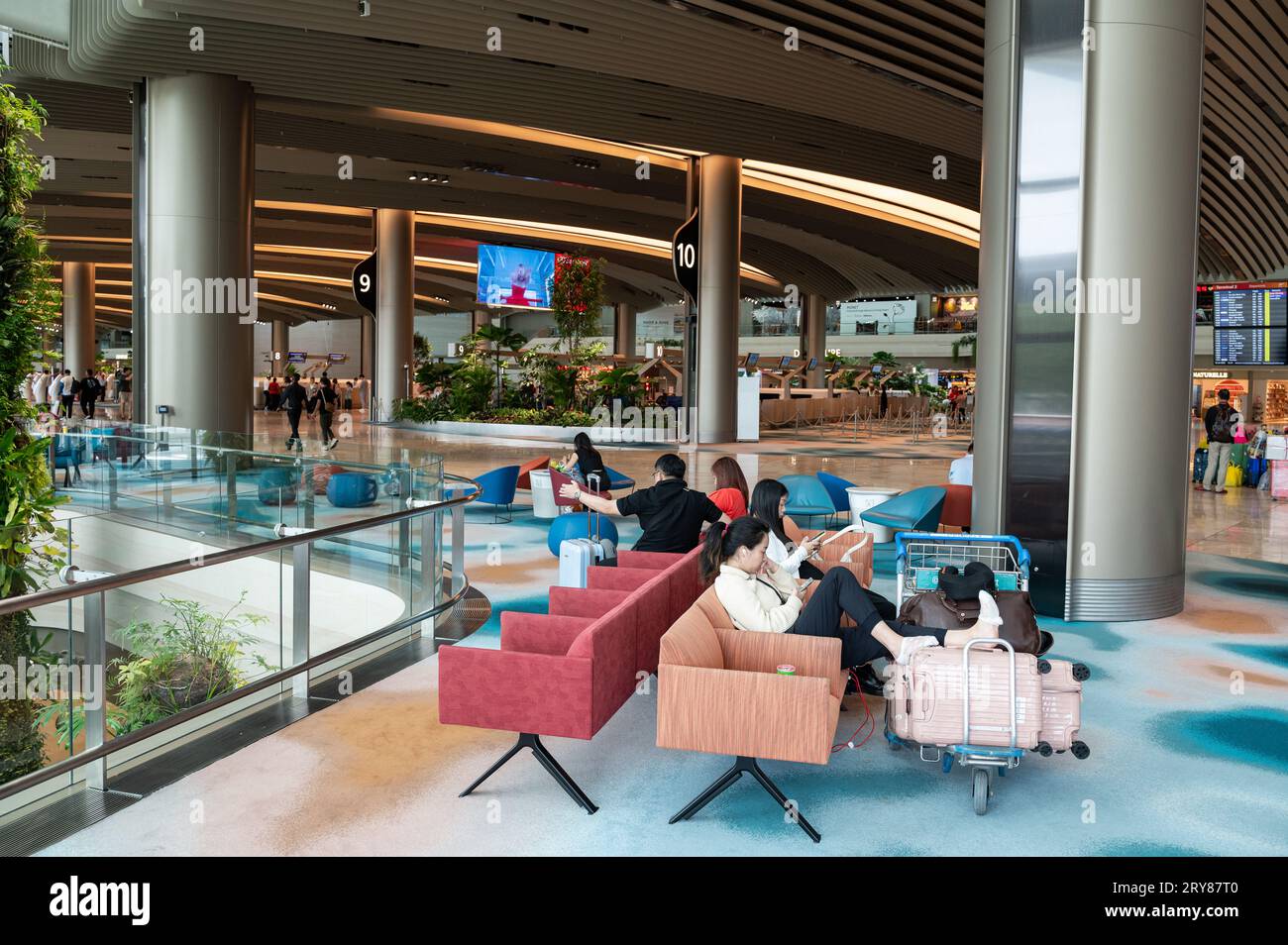 16.07.2023, Singapore, Republic of Singapore, Asia - Air travellers wait in the refurbished departure hall at Singapore's Changi Airport Terminal 2. Stock Photo