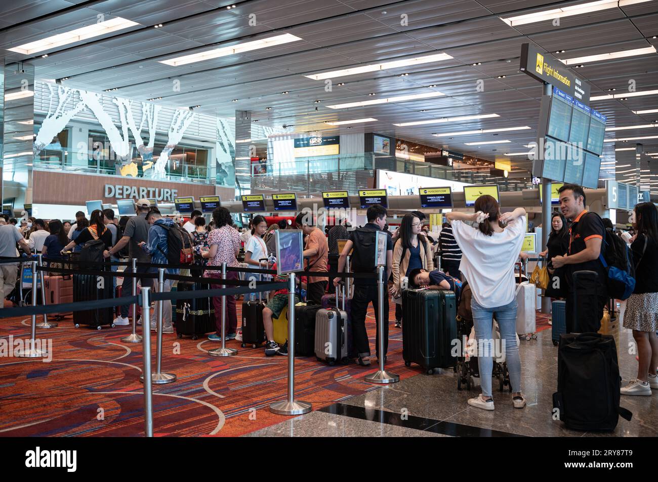 31.07.2023, Singapore, Republic of Singapore, Asia Air travellers queue up to check in their