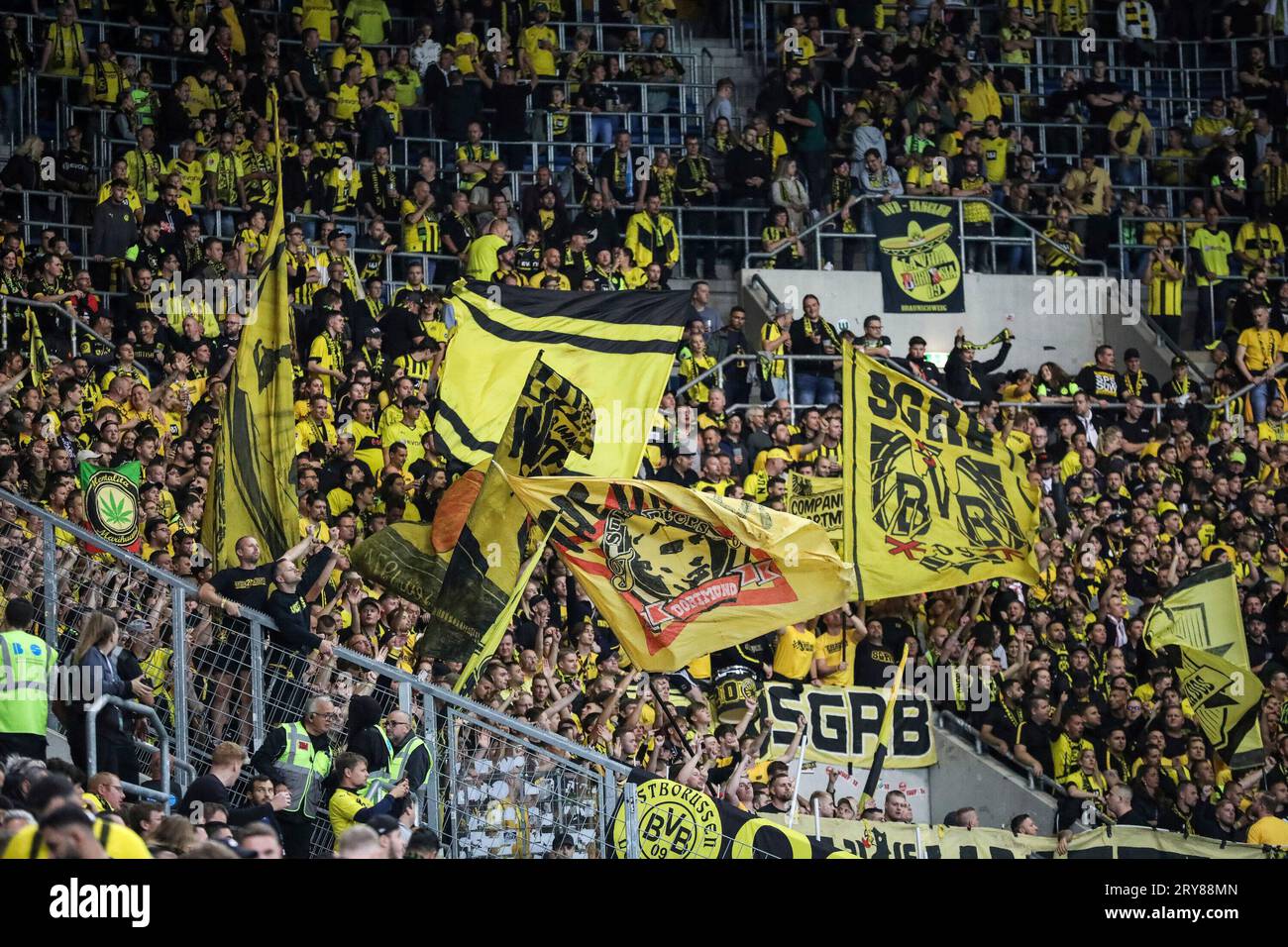 BVB-Fans beim Erstligaspiel TSG Hoffenheim gegen Borussia Dortmund am 29. September 2023 Stock Photo