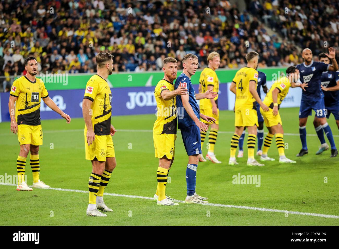 Salih ?ZCAN (OZCAN) (BVB, #6), Maximilian BEIER (TSG, #14) in der Bildmitte beim Erstligaspiel TSG Hoffenheim gegen Borussia Dortmund am 29. September 2023 Stock Photo