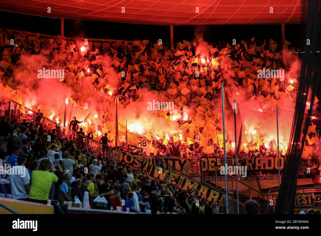 Pyrotechnikeinsatz beim Erstligaspiel TSG Hoffenheim gegen Borussia Dortmund am 29. September 2023 Stock Photo