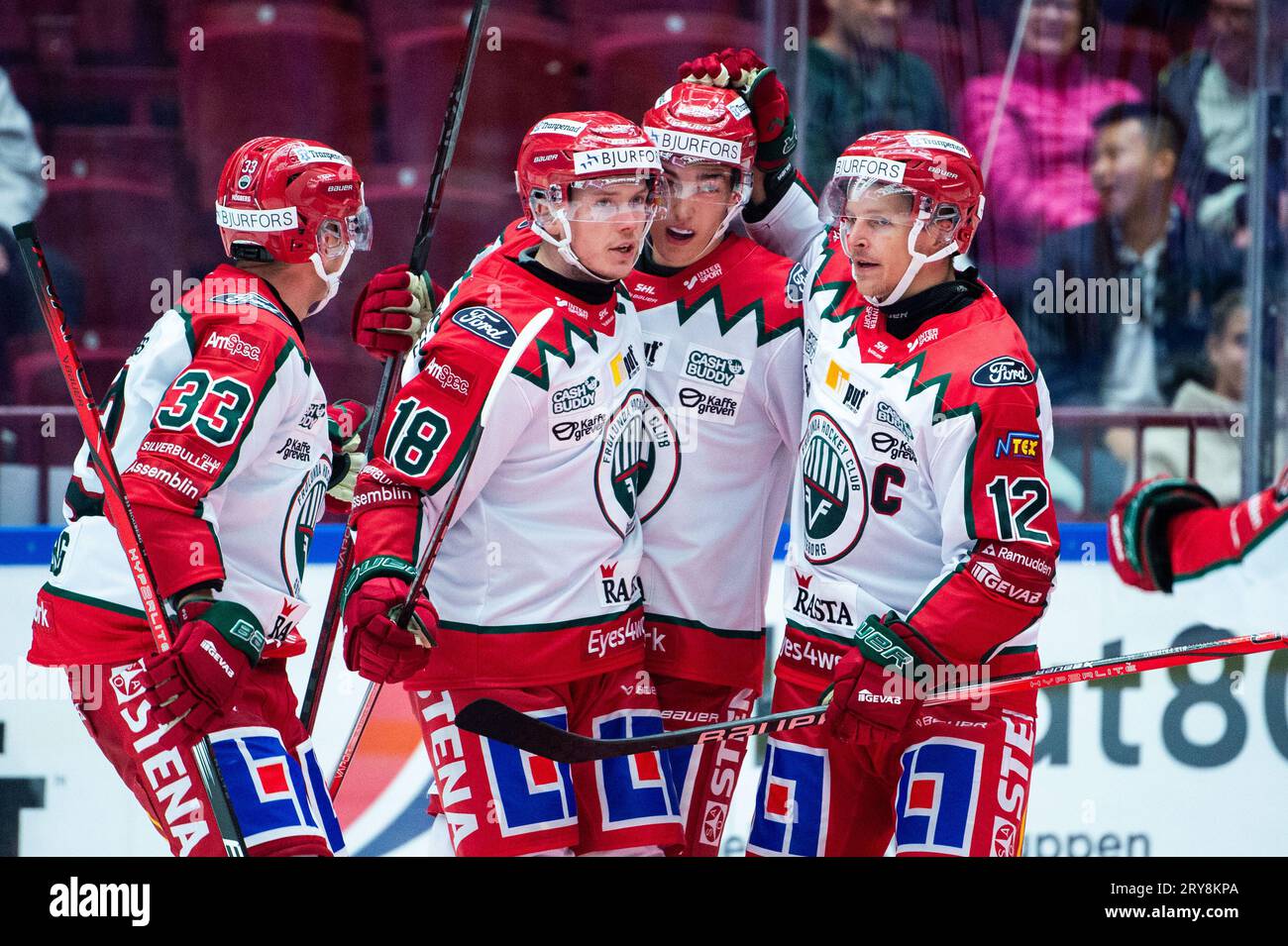 230921 Frölundas Linus Öberg jublar med lagkamrater efter 2-2 under ...