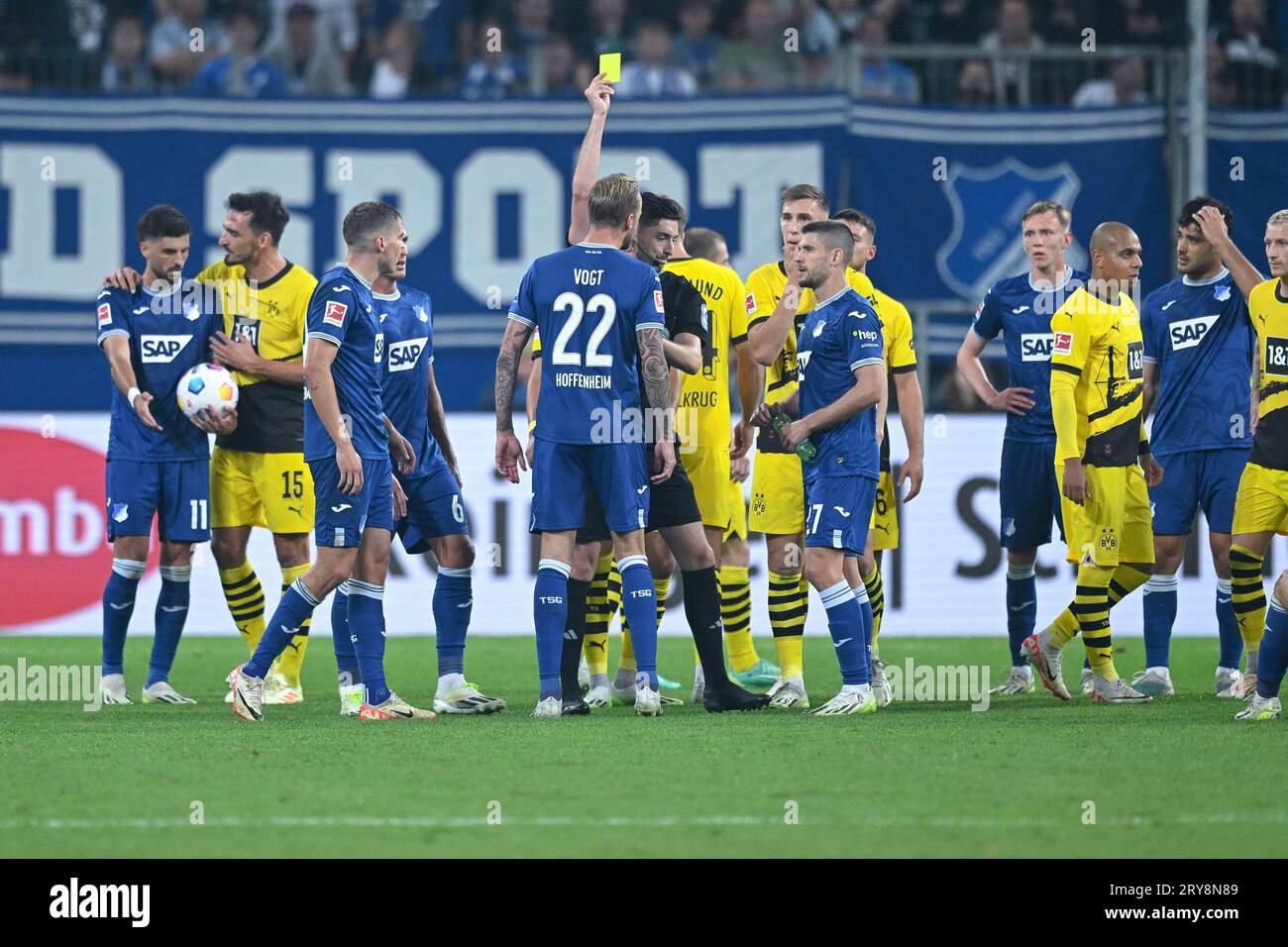 Zeigt gelbe karte hires stock photography and images Alamy