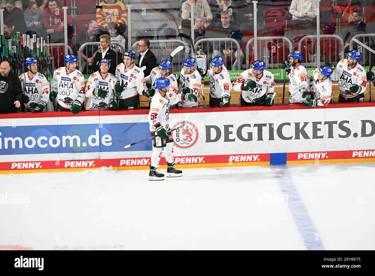 Eishockey DEL - Düsseldorfer EG vs Augsburger Panther am 29.09.2023 im ISS Dome in Düsseldorf Augsburgs Otso Rantakari (Nr.52) läßt sich an der Spielerbank nach dem 0:1 feiern Foto: osnapix Stock Photo