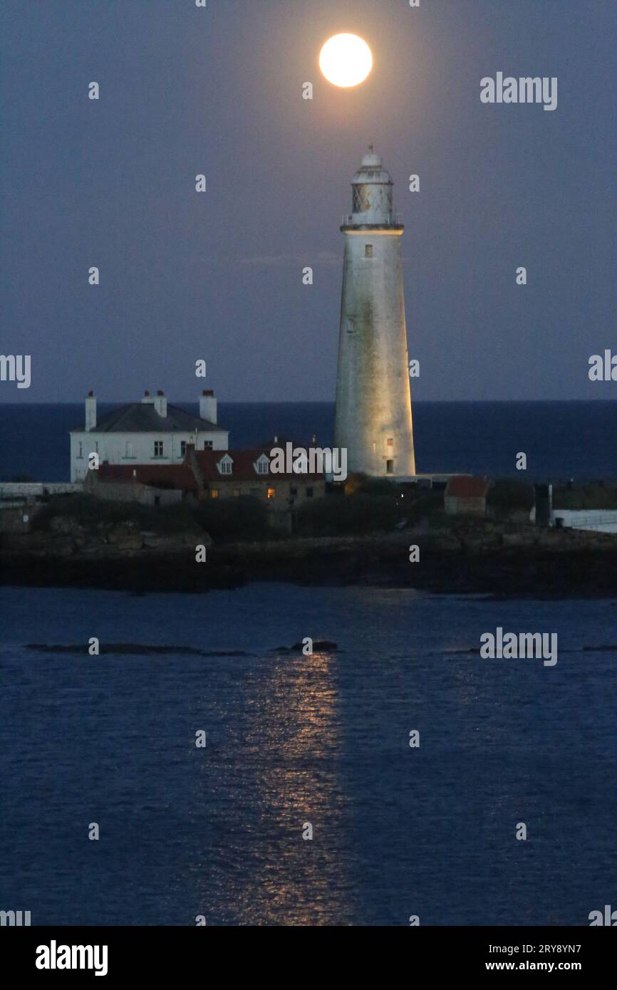 Harvest Supermoon - Whitley Bay Lighthouse, Tonights Moon is special ...