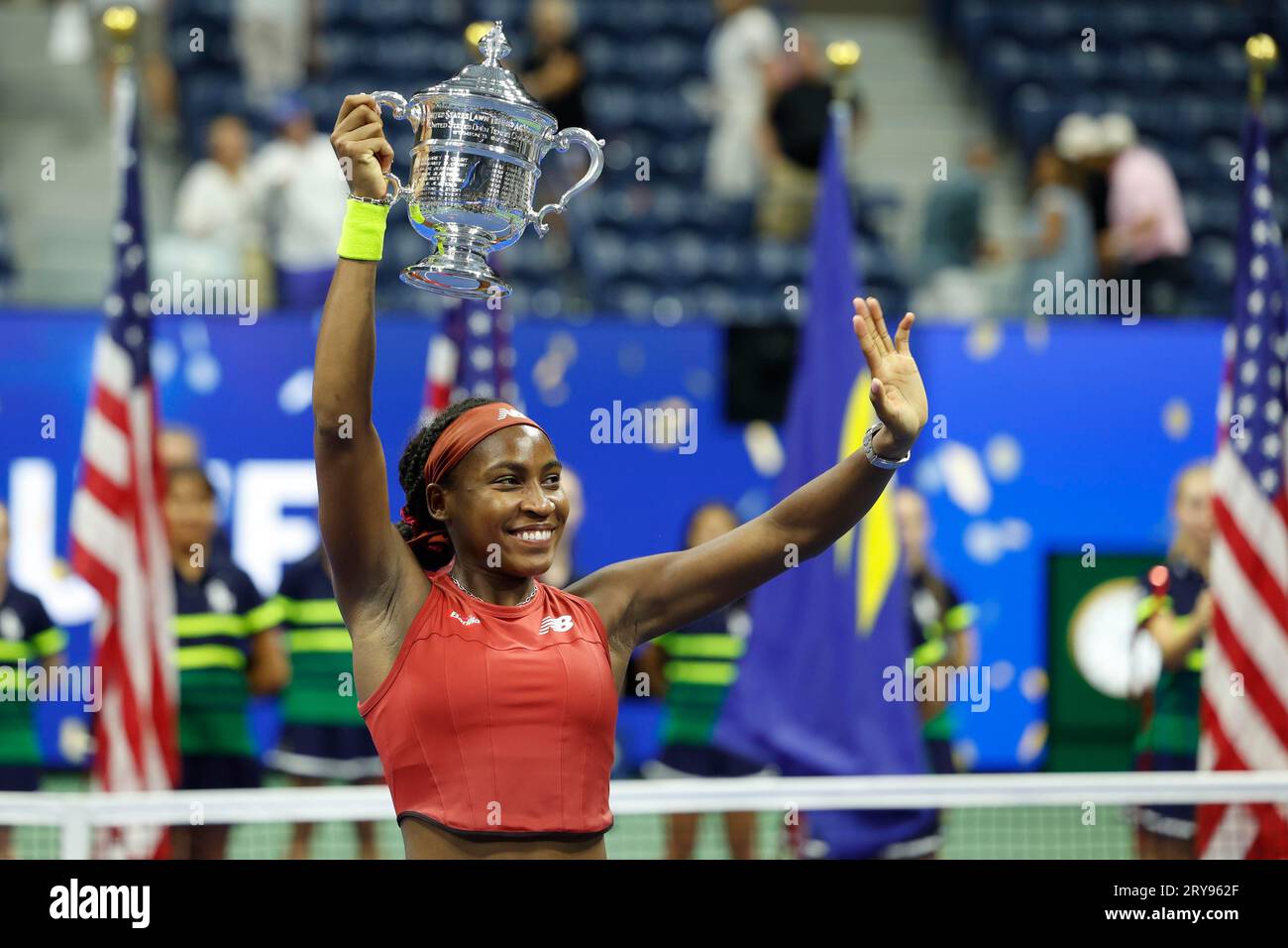 Coco Gauff USA haelt die Trophaee und winkt ihrem Team zu, nachdem sie