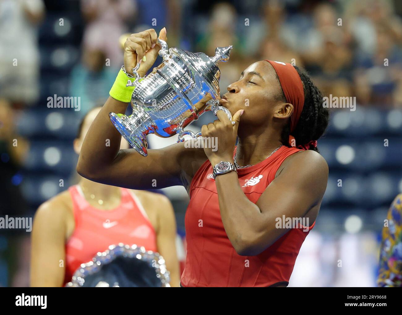 Coco Gauff USA kuesst die Trophaee nach ihrem Sieg im Dameneinzel