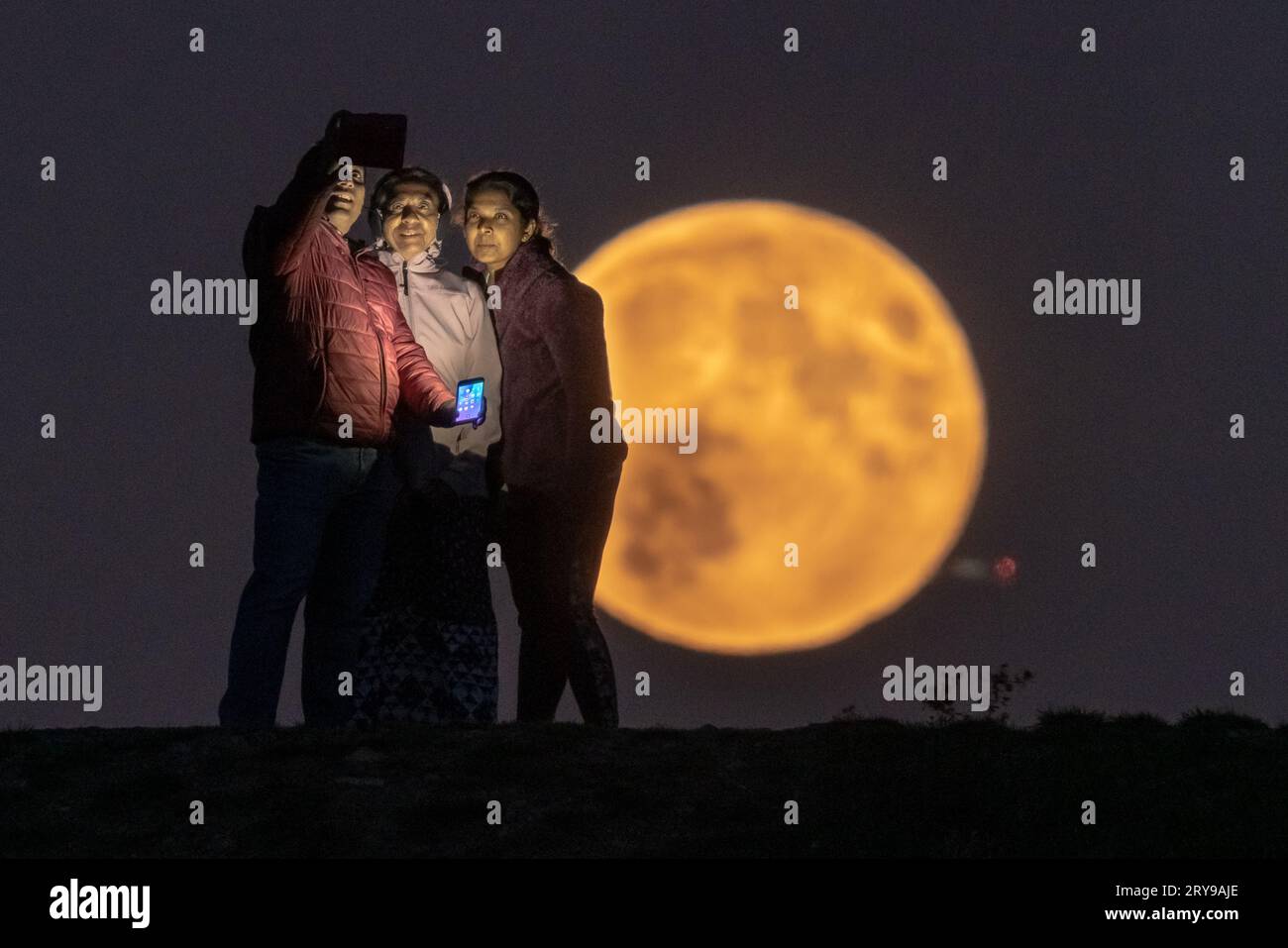 London, UK. 29th September 2023. UK Weather: Full Harvest Moon rises ...