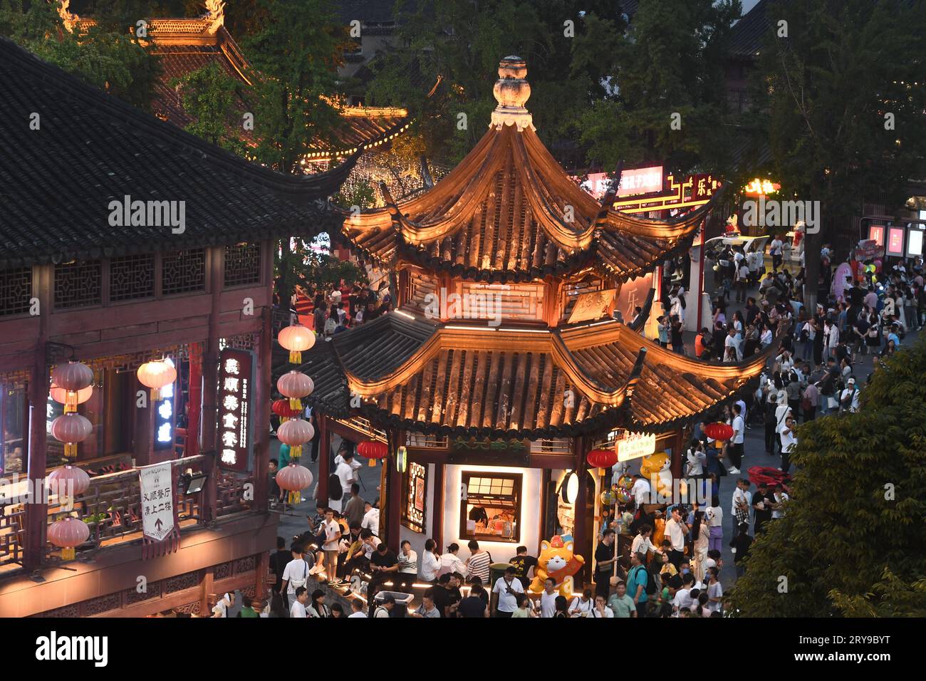 China mid autumn festival september hi-res stock photography and images ...