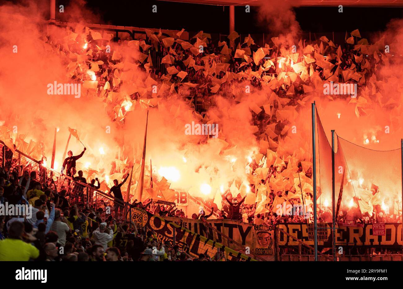 BVB-Fans mit Pyrotechnik beim Erstligaspiel TSG Hoffenheim gegen Borussia Dortmund am 29. September 2023 Stock Photo