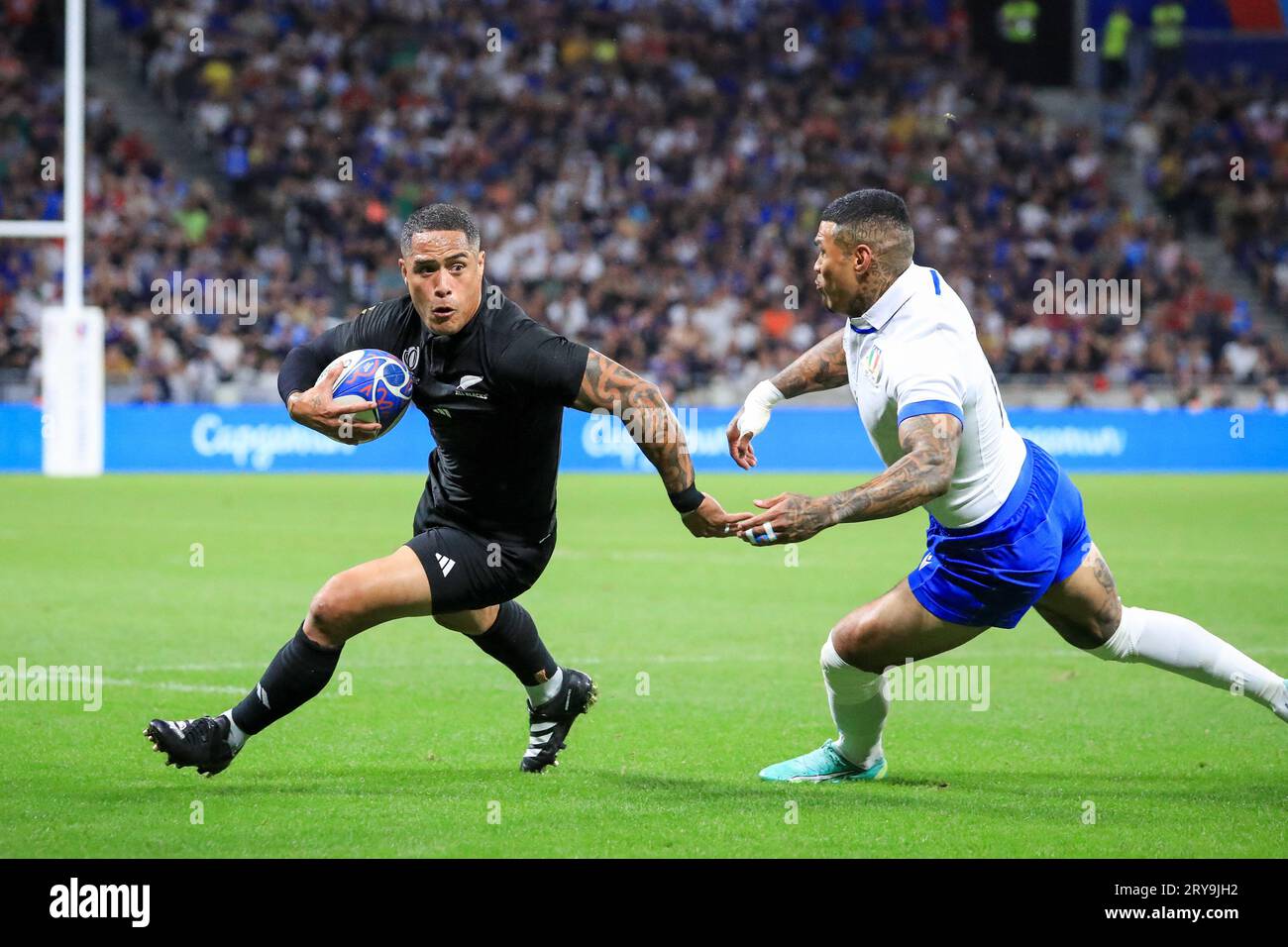 Aaron Smith #9 of New Zealand and Montanna Ioane #11 of Italy during the Rugby World Cup Pool A match between New Zealand and Italy at Stade de Lyon on September 29, 2023 in Lyon, France. Photo by Baptiste Paquot/ABACAPRESS.COM Credit: Abaca Press/Alamy Live News Stock Photo