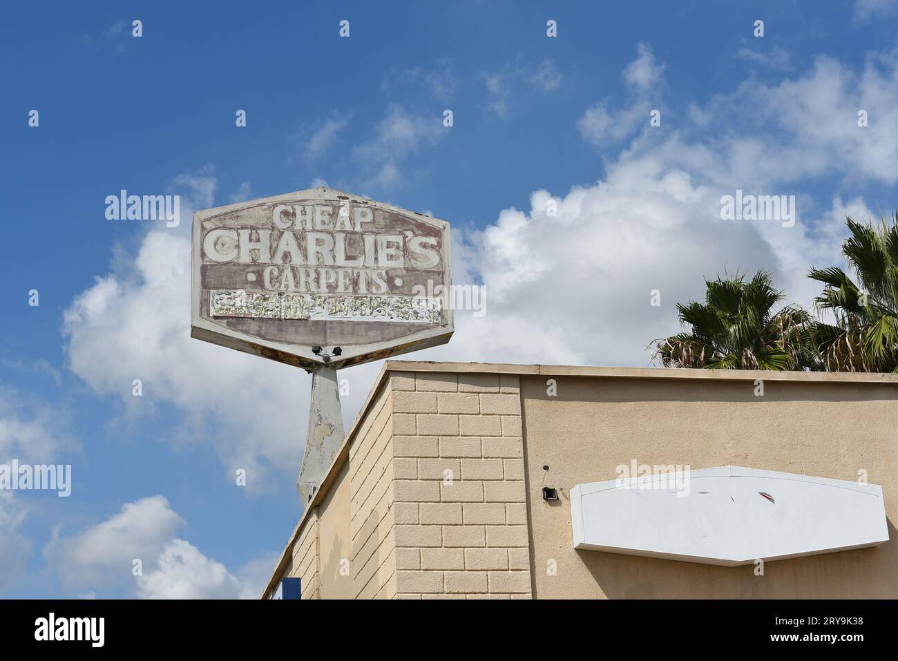 BUENA PARK, CALIFORNIA 20 SEPT 2023 The faded sign atop Cheap
