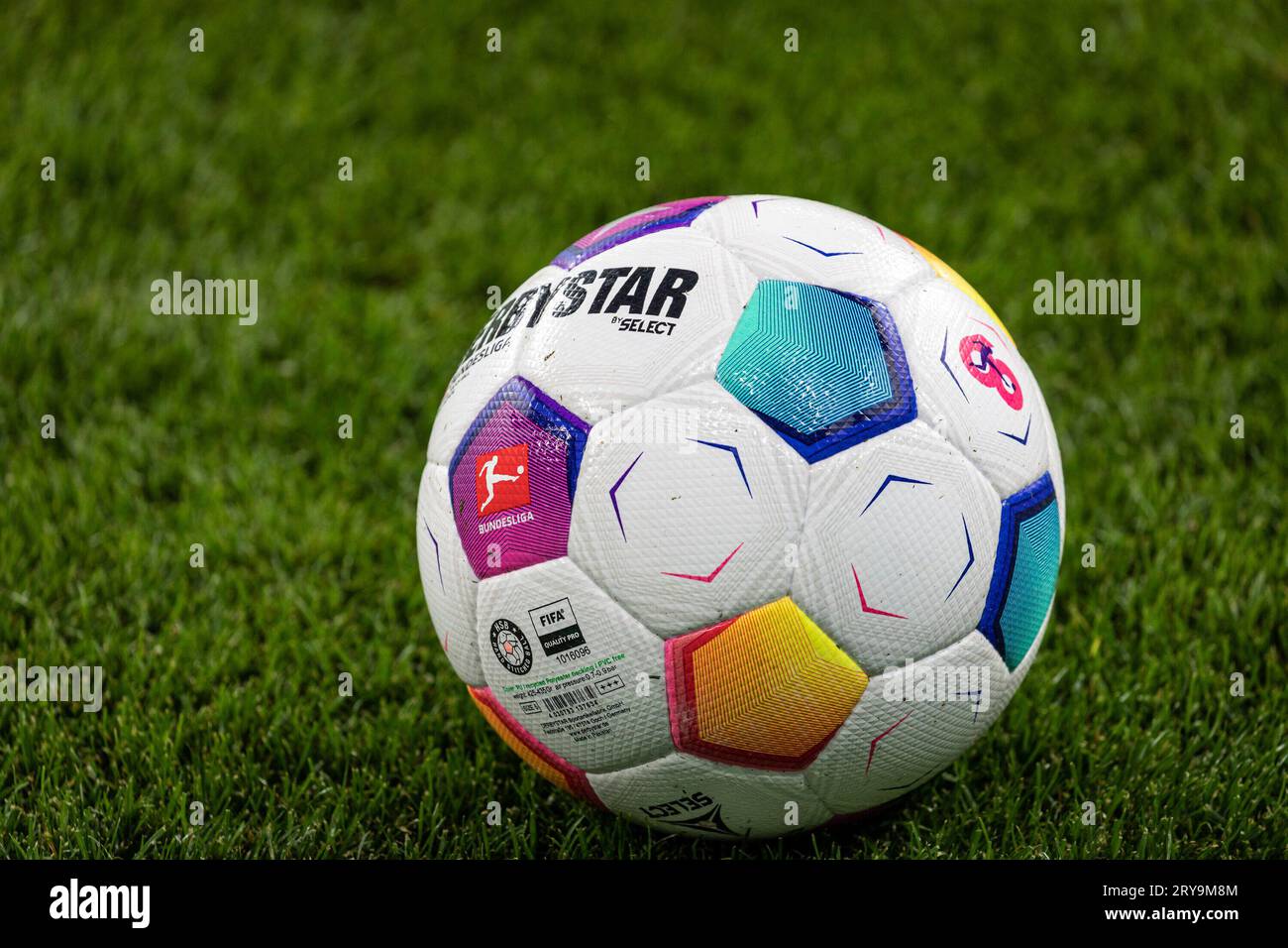 Offizieller FIFA Bundesliga Spielball Derbystar Select beim Erstligaspiel TSG Hoffenheim gegen Borussia Dortmund am 29. September 2023 Stock Photo