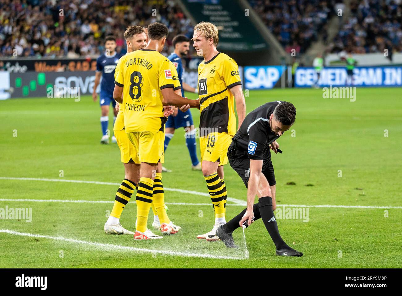 Julian BRANDT (BVB, #19), Schiedsrichter beim Erstligaspiel TSG Hoffenheim gegen Borussia Dortmund am 29. September 2023 Stock Photo