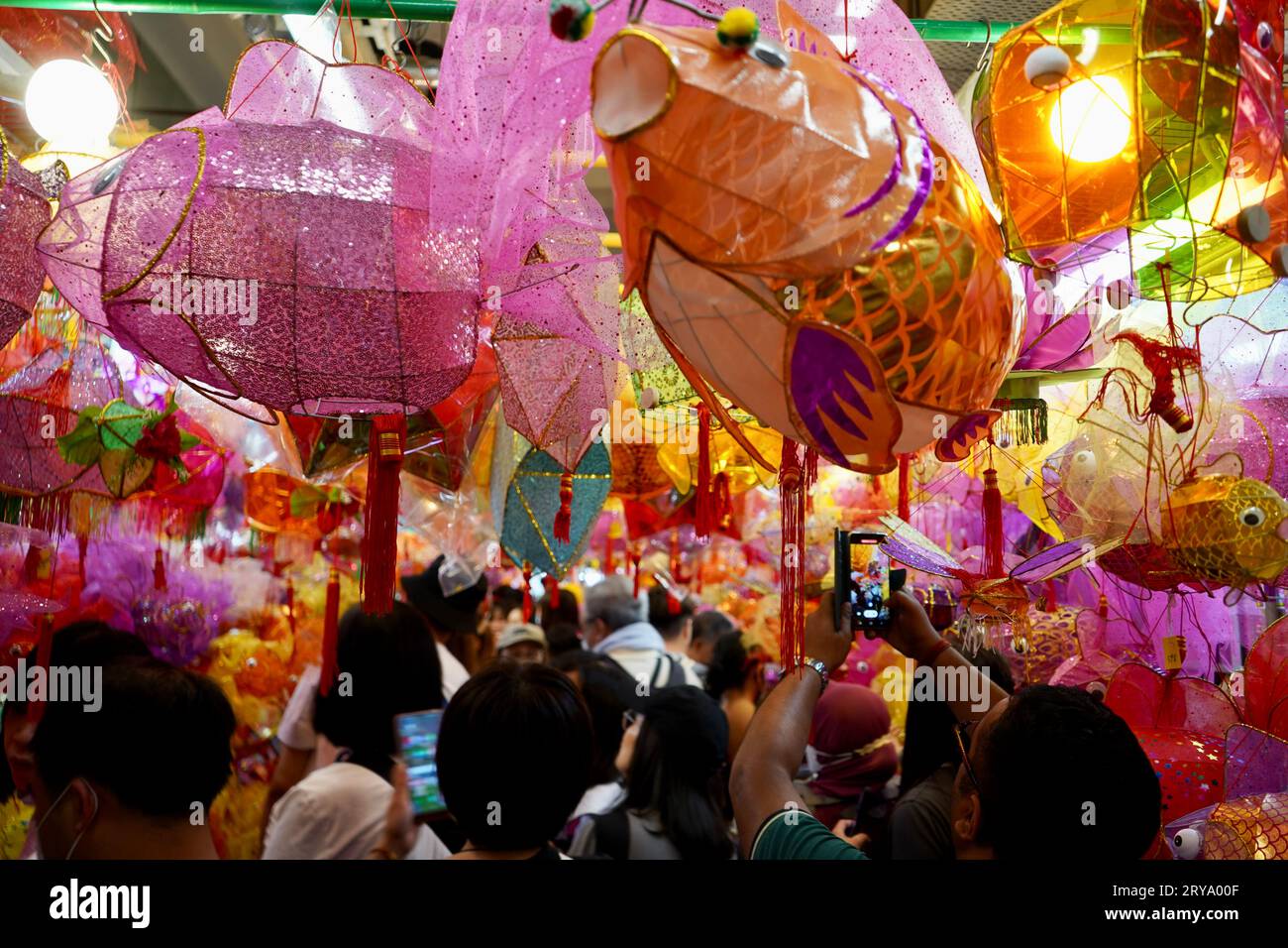 Hong Kong, China. 28th Sep, 2023. People select lanterns to celebrate ...