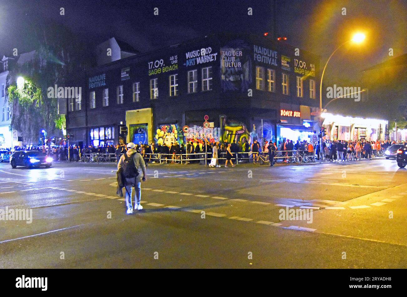 Stundenlanges Anstehen am KitKat /Sage Club in Mittes Szenekiez, vom 03 ...