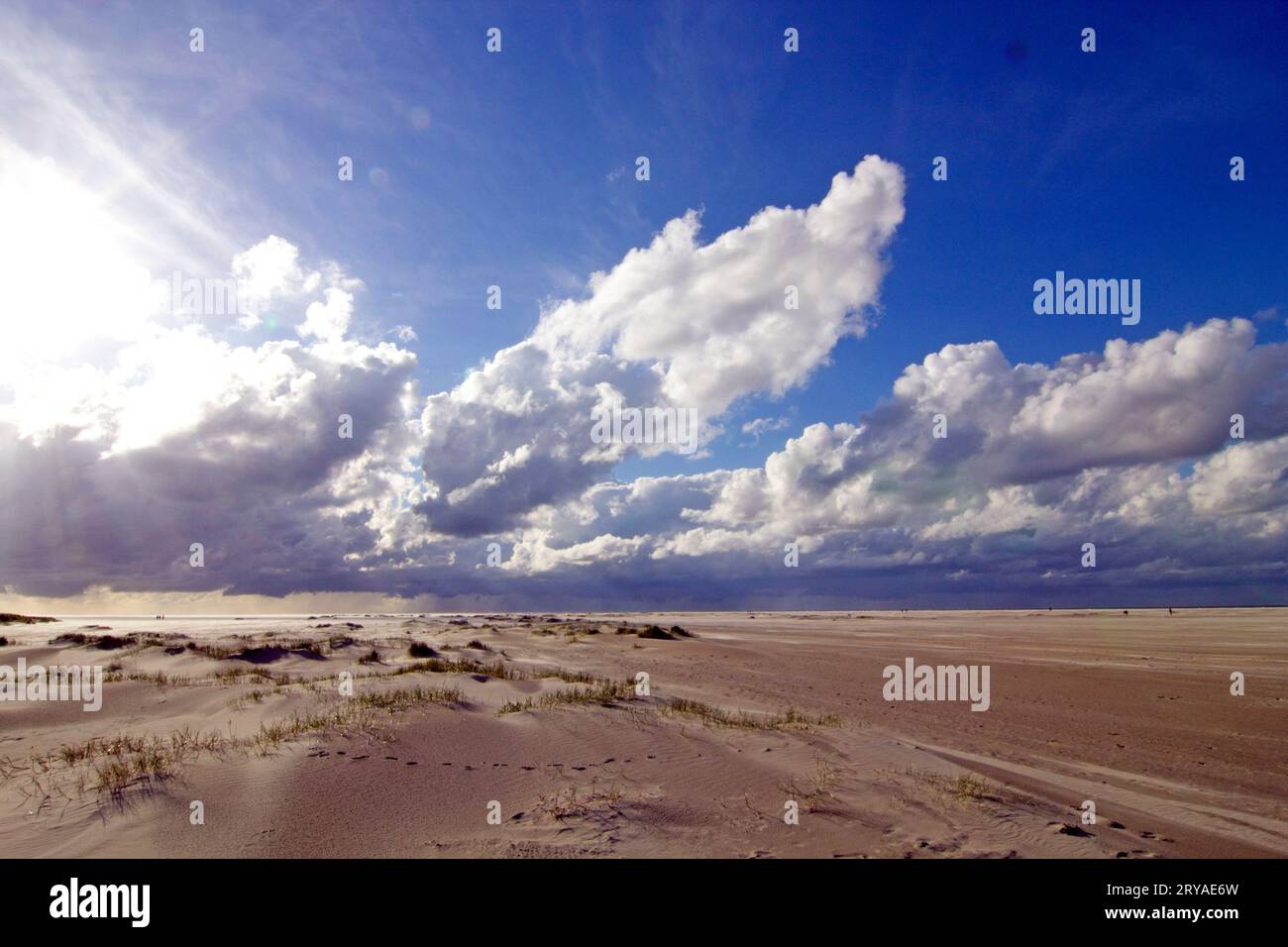 Borkum: Wolken über dem weitläufigen Strand * clouds of distant storm over vast North Sea beach on Borkum Island Stock Photo