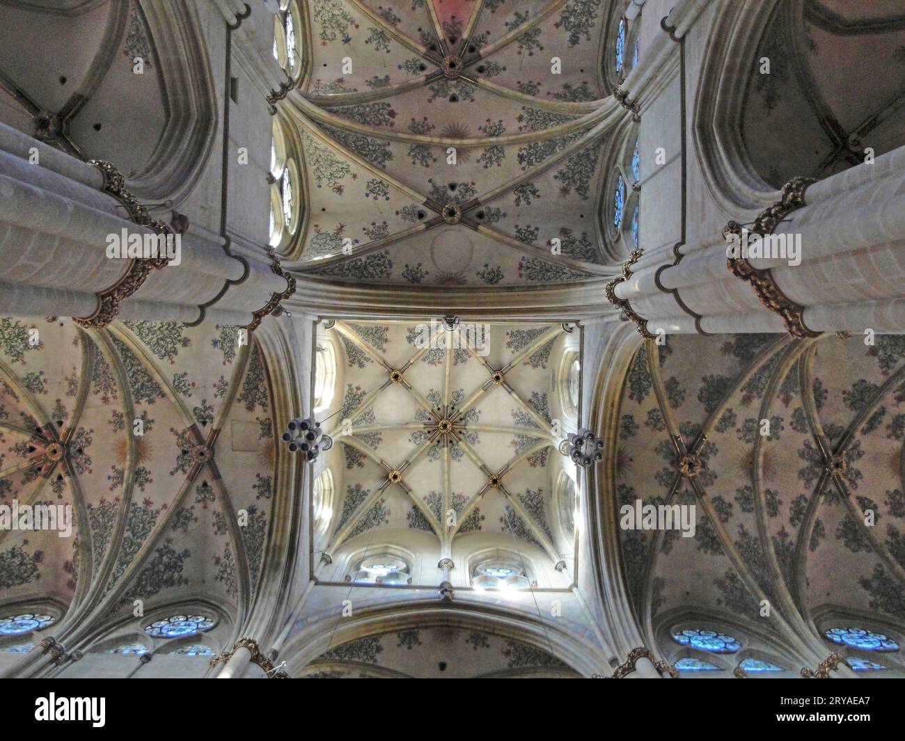 Trier: Deckengewölbe in der Liebfrauenkirche, Blick entlang der Pfeiler nach oben * Vaulted ceiling in the Church of Our Lady, view upwards Stock Photo