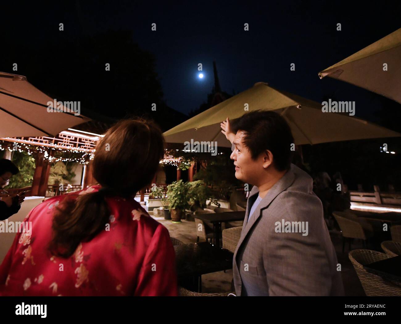 Hamburg, Germany. 29th Sep, 2023. People watch the moon at Yuyuan ...