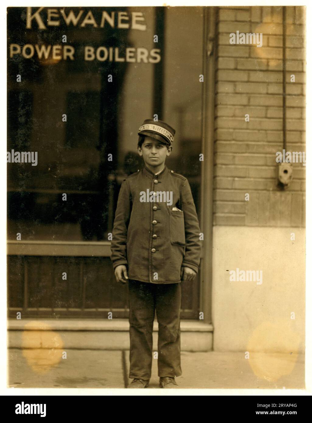 Lewis Hine: Messenger boy, St. Louis, 1910  Small messenger boy. Office Washington near 12 St. Location: St. Louis, Missouri. Photograph by Lewis Wickes Hine, May 1910. Stock Photo
