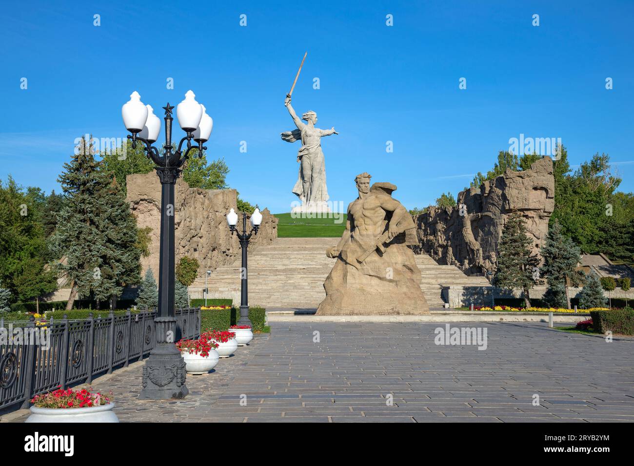 VOLGOGRAD, RUSSIA - SEPTEMBER 19, 2021: The composition 'Stand to the death' and the monument 'Motherland calls' on a summer morning. Mamaev Kurgan. V Stock Photo