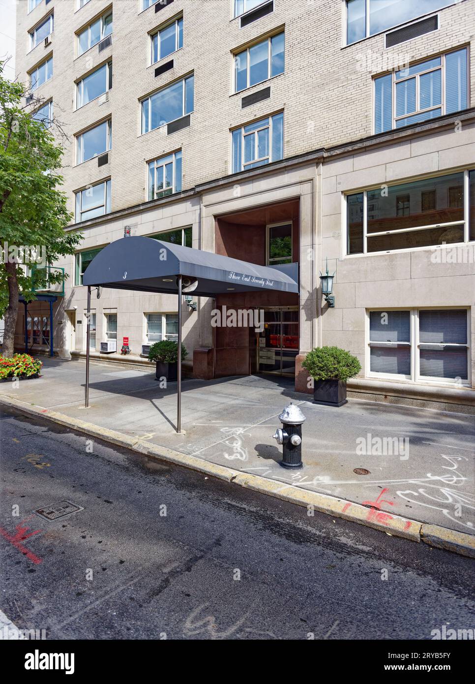 Emery Roth-designed 3 East 71st Street in Lenox Hill was built in 1944 in a modern style with very little ornamentation; it is now a co-op building. Stock Photo