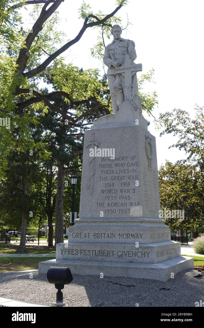A war memorial in front of Milton Town Hall Stock Photo Alamy