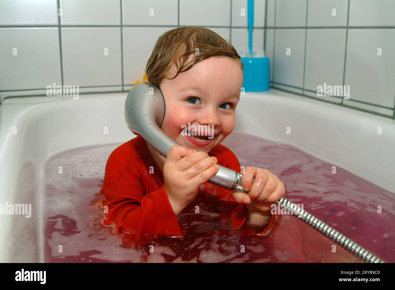 Der Anruf Kind spielt telefonieren *** The call child plays phone call Copyright: xRayxvanxZeschaux Stock Photo