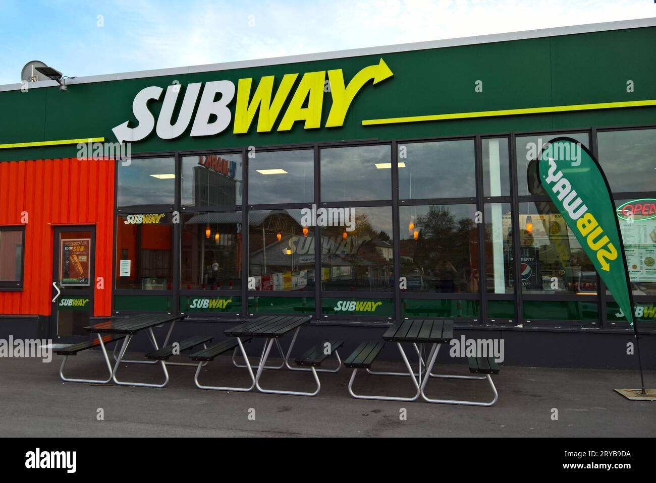 Subway ist eine 1965 von Fred DeLuca und Peter Buck gegründete US-amerikanische Franchisekette im Fast-Food-Bereich. Das erste Subway-Restaurant wurde 1965 in Bridgeport im US-Bundesstaat Connecticut unter dem Namen Pete s Super Submarines eröffnet. Die Produktpalette umfasst in erster Linie Sandwiches, Wraps und Salate. Jedes Sandwich wird einzeln auf Bestellung in Sichtweite zubereitet. Seit Ende 2010 ist Subway die Fastfoodkette mit den weltweit meisten Restaurants. Im deutschsprachigen Raum ist Subway seit Ende der 1990er Jahre vertreten. Im August 2023 wurde Subway an den Finanzinvestor R Stock Photo