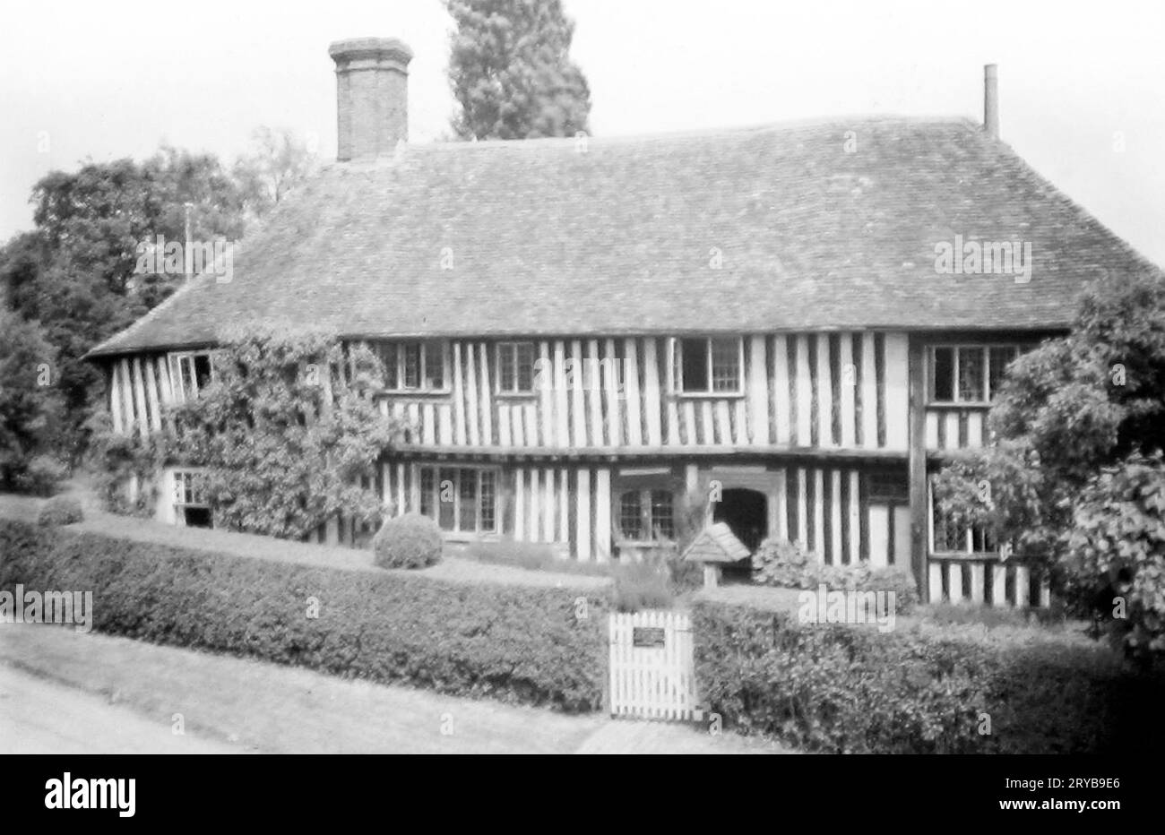Victorian thatched cottage Black and White Stock Photos & Images - Alamy