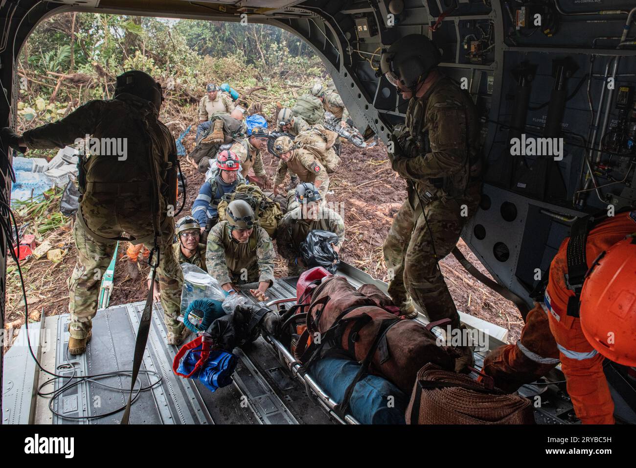 Olaon District, Panama. 23 September, 2023. A U.S Army CH-47 Chinook helicopter loads Panamian emergency personnel as it hovers a few feet above a landing zone atop a remote jungle mountain, September 23, 2023, in the Olaon District, Panama. The U.S. forces assisted in search and recovery of a crashed Servicio Nacional Aeronaval Leonardo AW-139 helicopter that crashed killing all three aboard.  Credit: SSgt. Samuel Pineda/U.S. Air Force/Alamy Live News Stock Photo