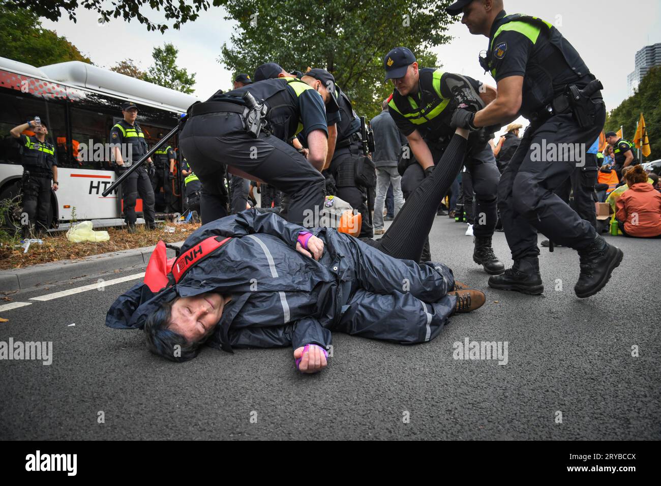 The Hague,The Netherlands,30th september,2023.Extinction rebellion protested by blocking the A12 motorway for the 22nd day in a row. Police removed and arrested a few hundred people.There were also a lot of German protesters present. Credit:Pmvfoto/Alamy Live News Stock Photo