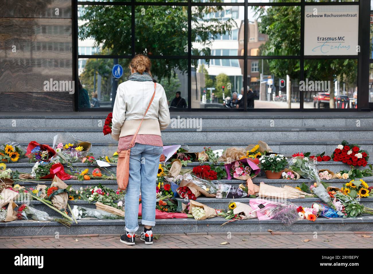 ROTTERDAM - Flowers on the steps in front of the Erasmus MC, two days after two shooting incidents that left three dead. A 39-year-old woman and her 14-year-old daughter were shot in a building on Heiman Dullaertplein. A 43-year-old man was shot in a classroom at the Erasmus Medical Center. A 32-year-old suspect has been arrested. ANP BAS CZERWINSKI netherlands out - belgium out Stock Photo