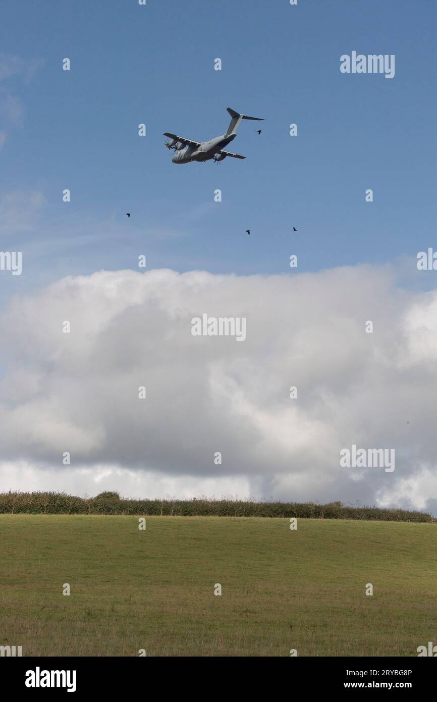 Flying under the radar hi-res stock photography and images - Alamy