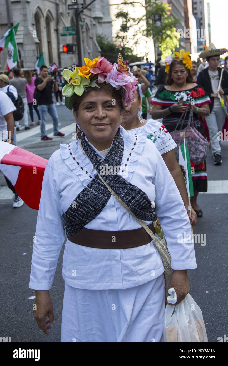 Mexican woman new york hi-res stock photography and images - Alamy