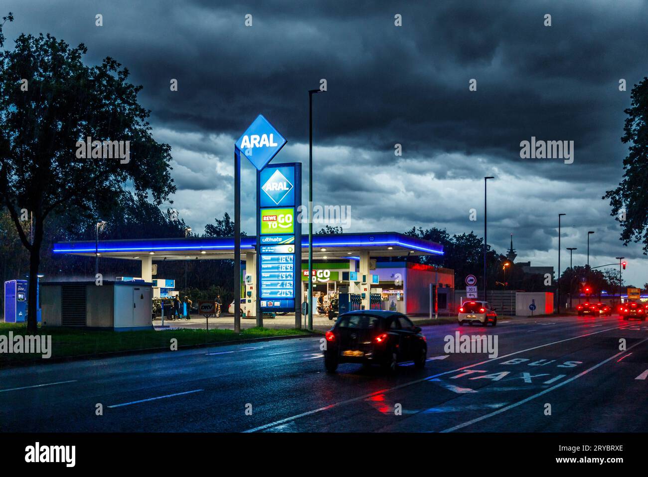 Gewitterfront über Düsseldorf, Aral Tankstelle Stock Photo