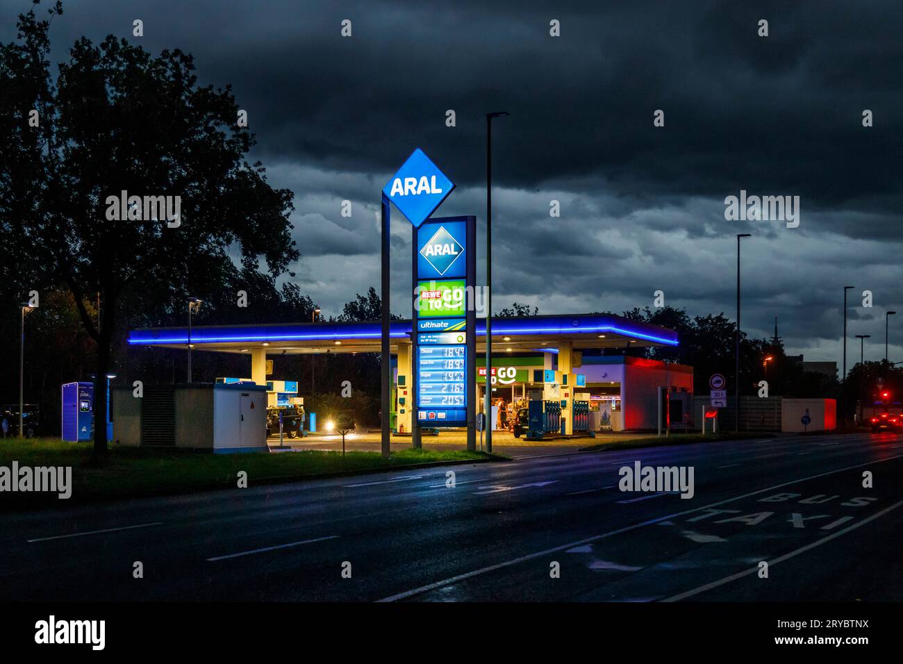 Gewitterfront über Düsseldorf, Aral Tankstelle *** Thunderstorm front over Düsseldorf, Aral gas station Stock Photo