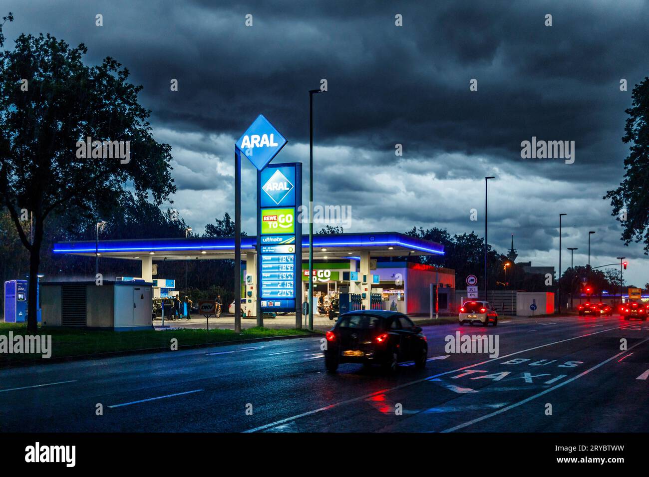 Gewitterfront über Düsseldorf, Aral Tankstelle *** Thunderstorm front over Düsseldorf, Aral gas station Credit: Imago/Alamy Live News Stock Photo
